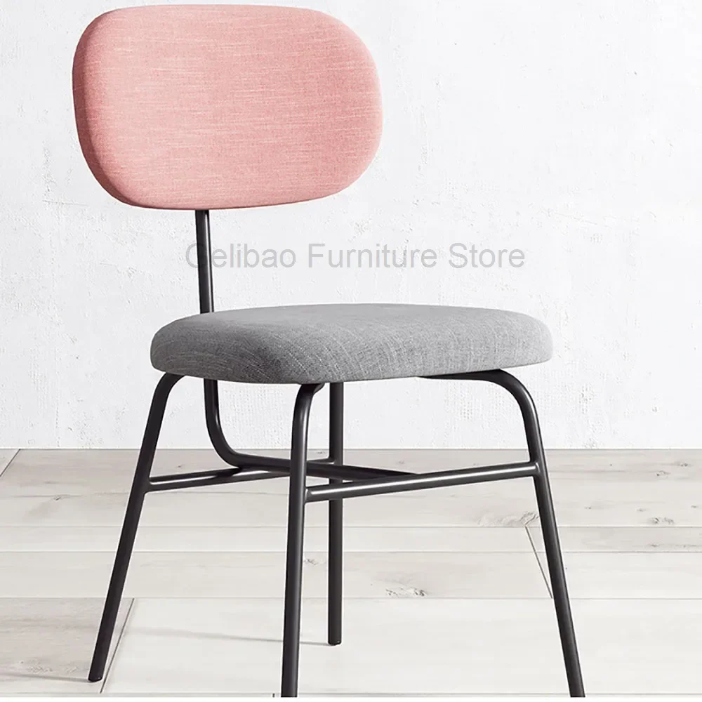 Акцентные скандинавские обеденные стулья с черными ножками дизайн для спальни