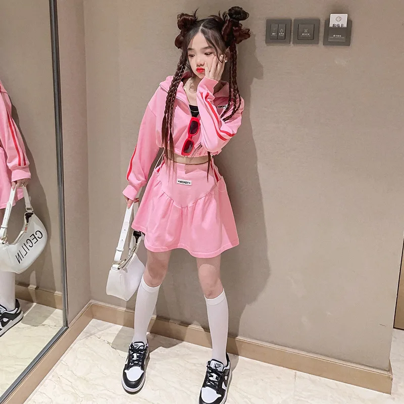 

Спортивный костюм для девочек, юбка, весна-осень, корейский стиль, новинка 2023, короткая куртка для подростков и спортивная плиссированная юбка, 2 шт.