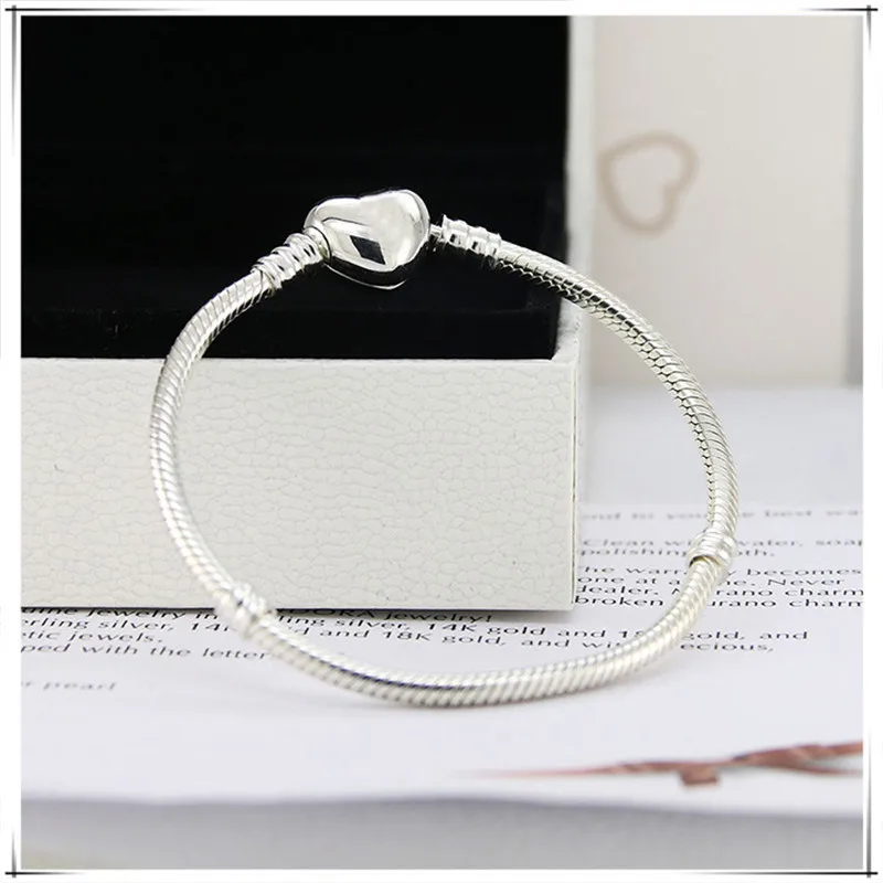 

Простой, но прочный браслет в форме сердца с классической модой. Отправить подругу