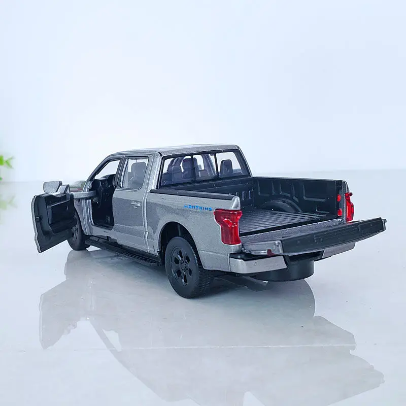 Фото Масштабная модель автомобиля Ford F150 Lightning Platinum 2022, 1:36, литая, металлическая, со звуком и светом, игрушка для детей №4