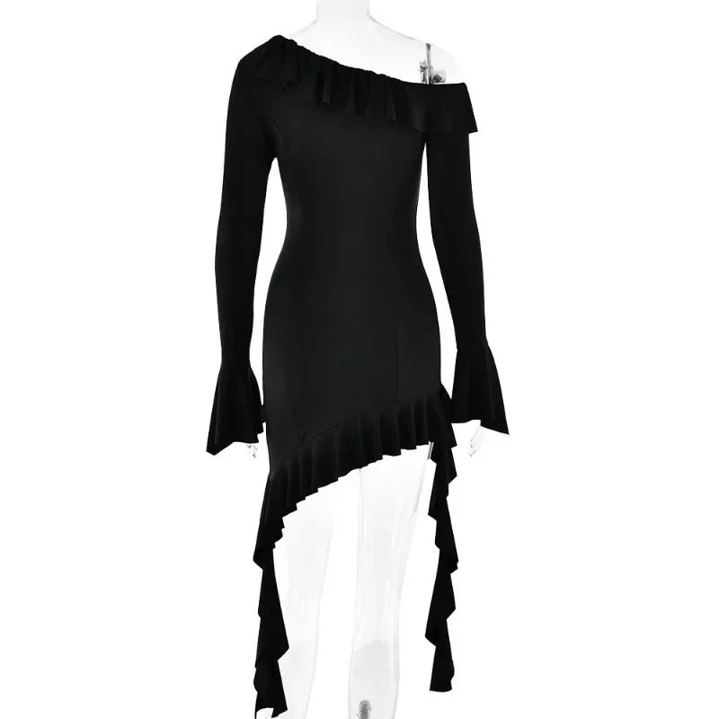 Женское облегающее платье-футляр с расклешенным рукавом и диагональным