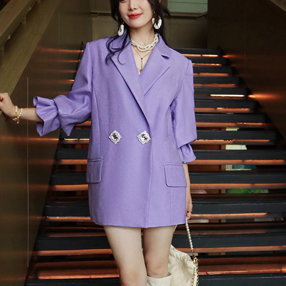 Женский блейзер со стразами TWOTWINSTYLE однотонный Блейзер составного кроя с