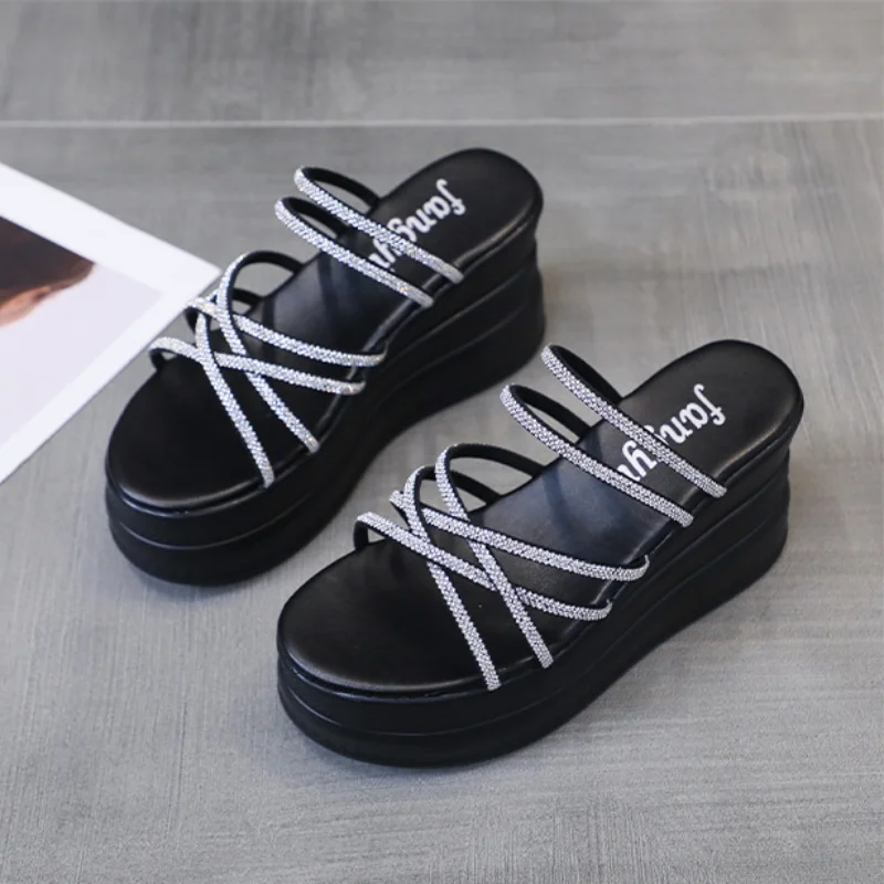 Женские уличные шлепанцы на каблуке универсальные толстой подошве с блестящими