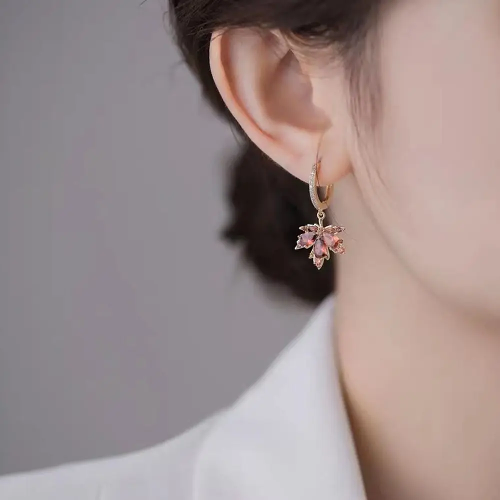 Женские серьги-гвоздики в виде кленового листа