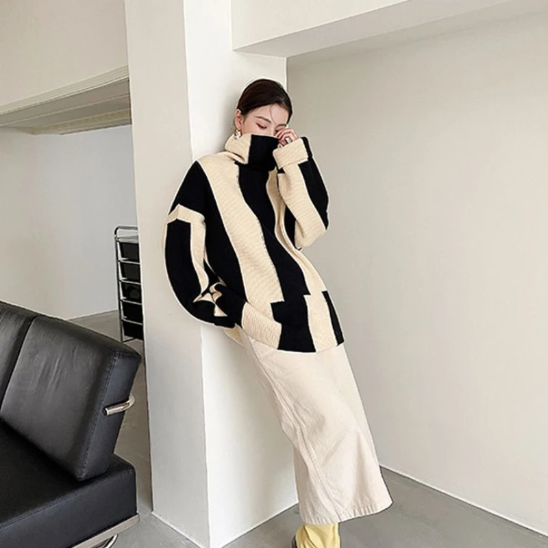 Женский вязаный пуловер с высоким воротником