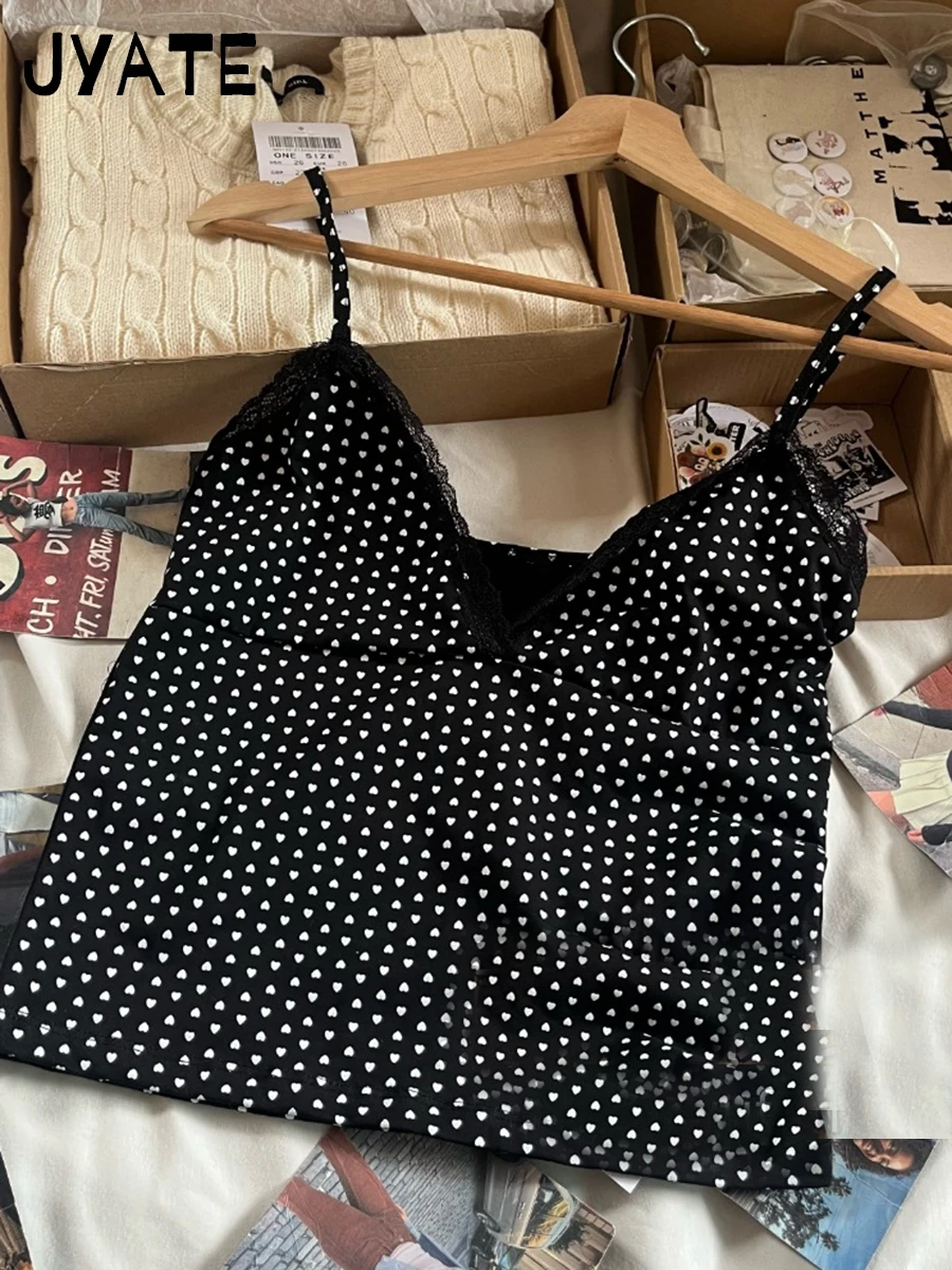 Женская хлопковая майка с кружевной отделкой и V-образным вырезом