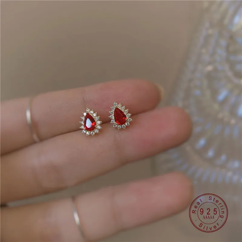 

Женские серьги-гвоздики из серебра 925 пробы с кристаллами