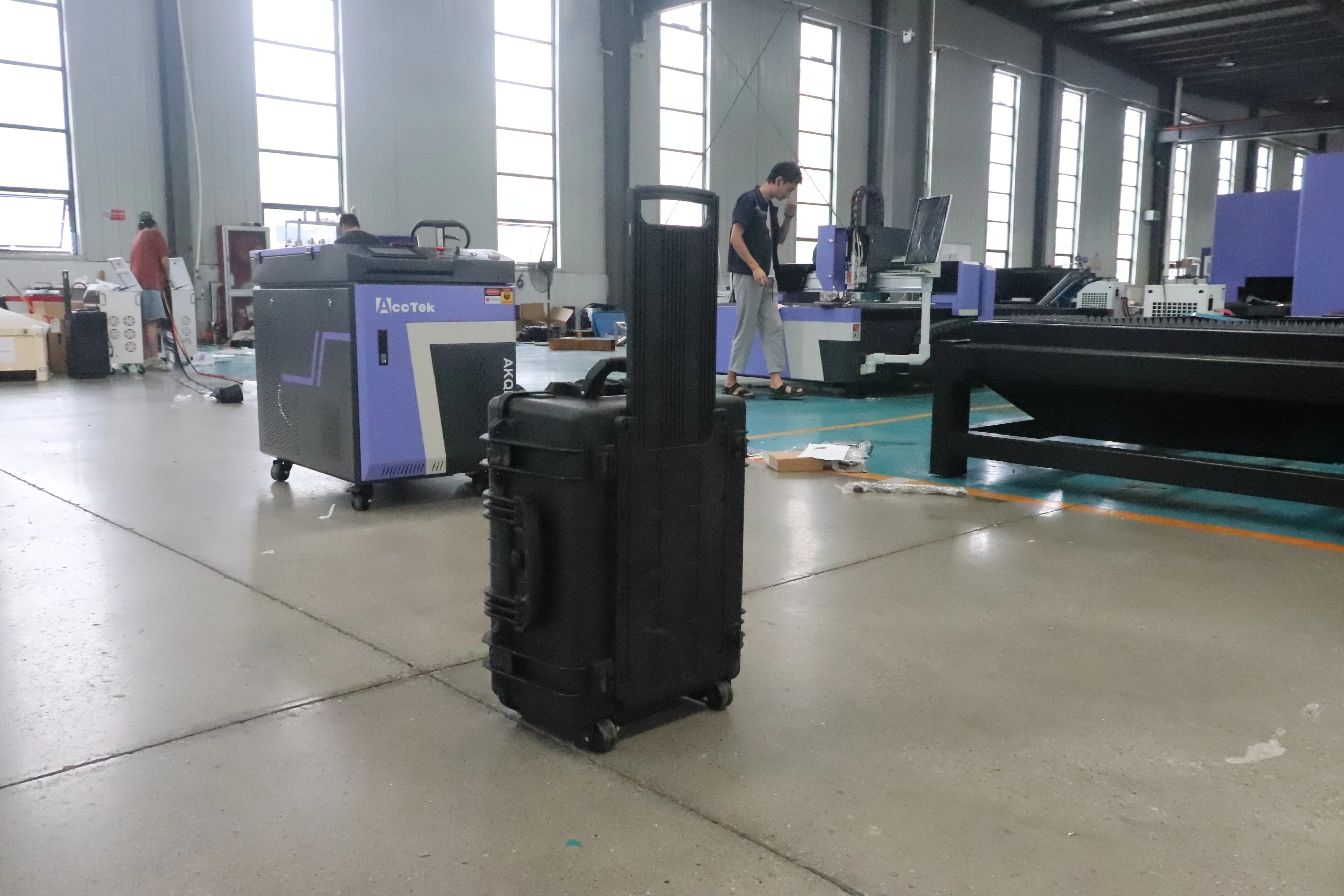 Фото Портативный импульсный лазерный очиститель Acctek 300W/500W, 40 кг, для удаления коррозии с металла, лака с дерева, обновления камня и строительных конструкций №4