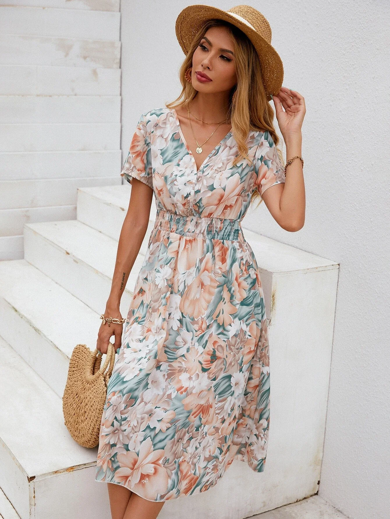 Женское облегающее платье без рукавов SeniorA черное однотонное с V-образным вырезом