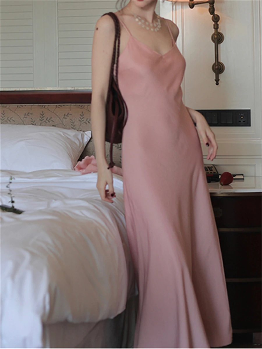 

Платье женское атласное средней длины, без бретелек