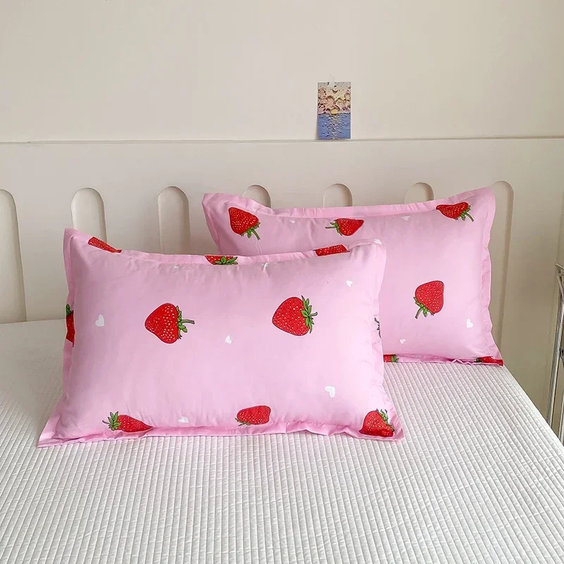 Комплект постельного белья с клубникой розовый пододеяльник Kawaii Strawberry мягкий