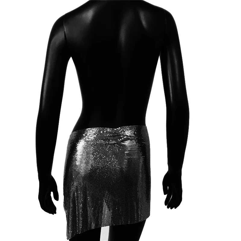 Женская мини-юбка с разрезом и металлическими блестками