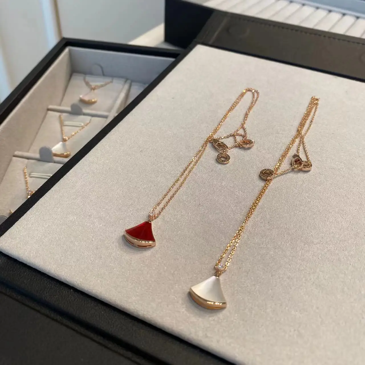 Женское Ожерелье из белой перламутровой матери с золотистой юбкой V-образной