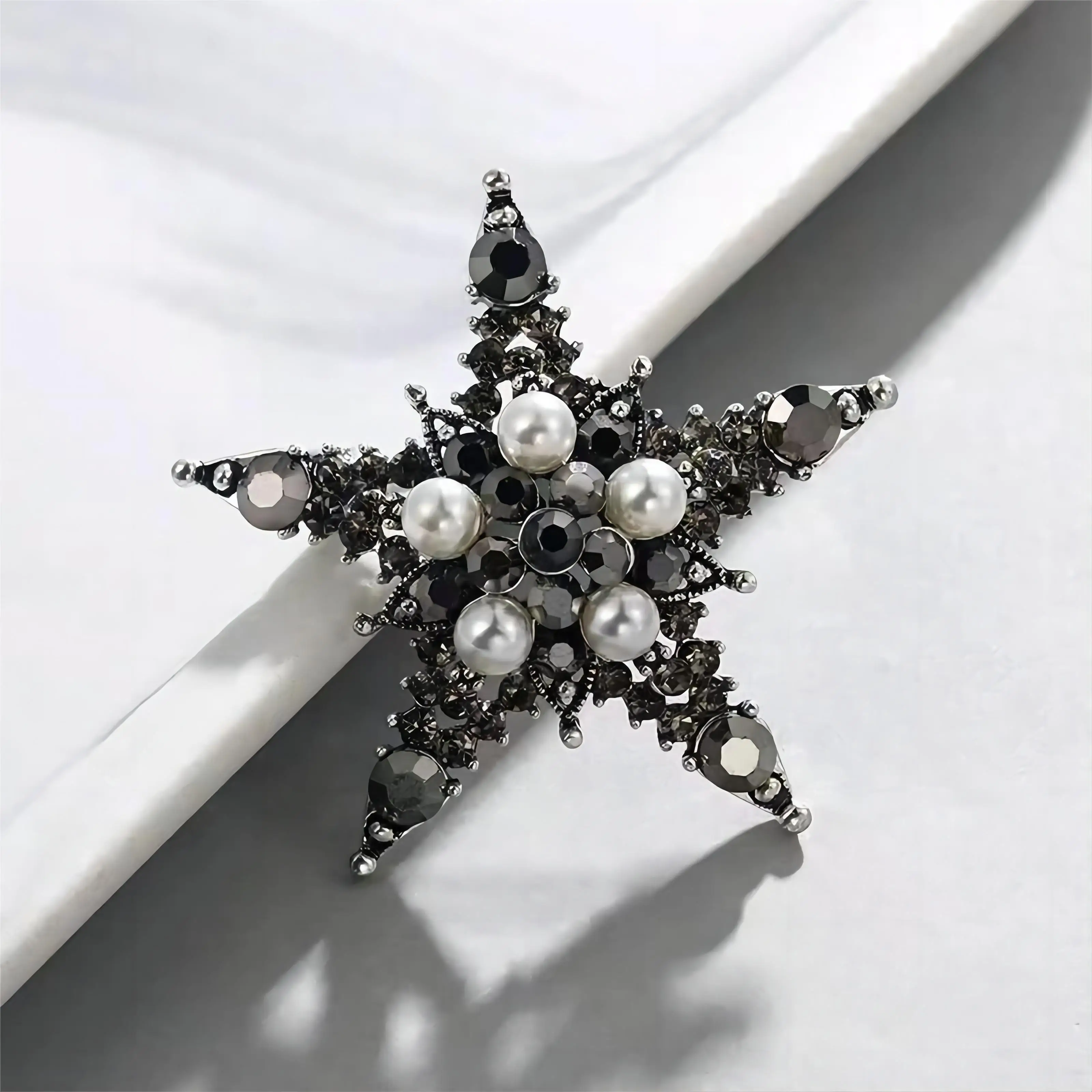 Женская брошь в виде звезды