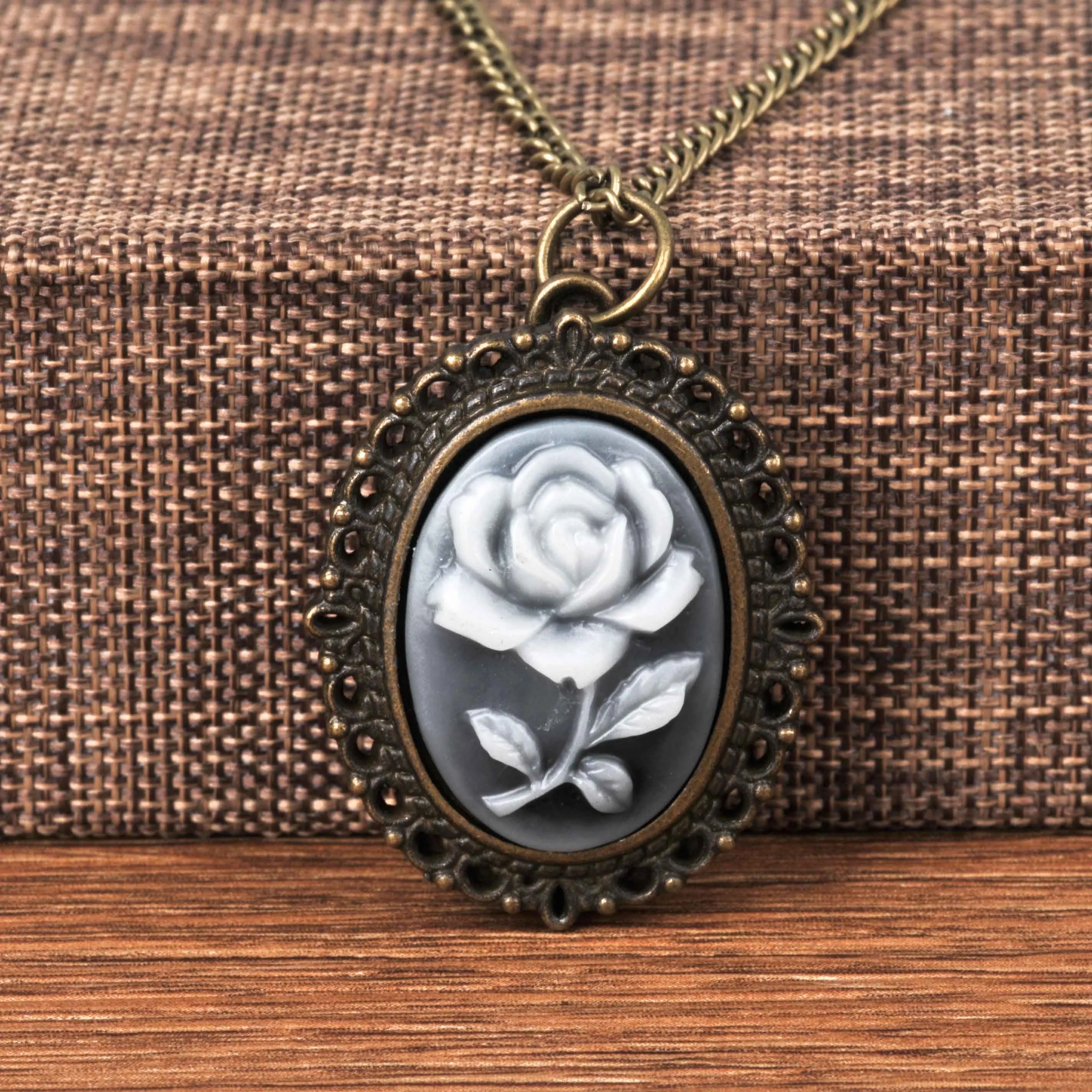 

Small Flower Carving Quartz Pocket Watch for Women Vintage White Rose Engraved Fob Chain Clock Ladies Old Necklace Pendant Gifts
