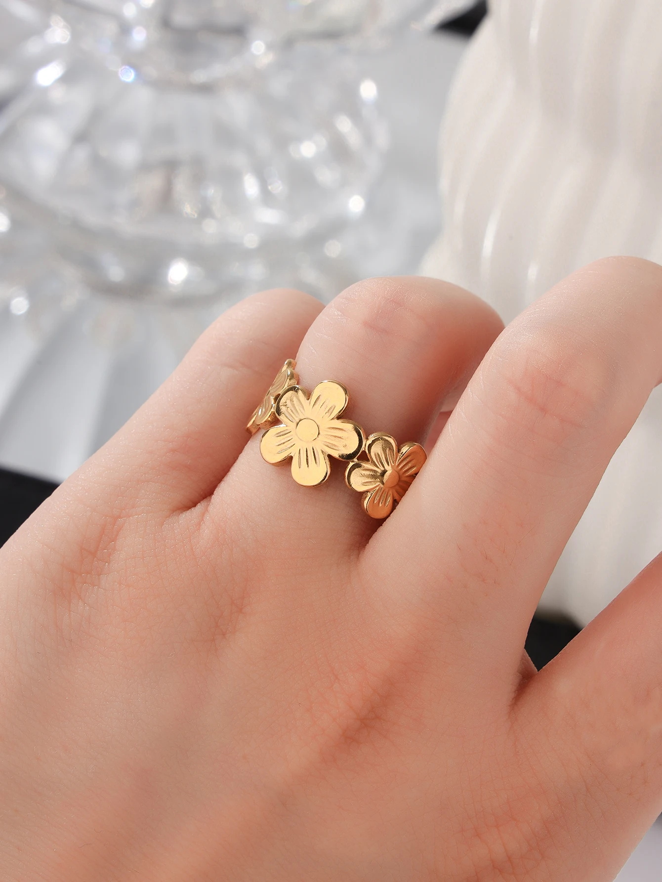 Luxury niche geometric ring suitable for women's 18K gold-plated titanium steel index finger ring with floral adjustable opening