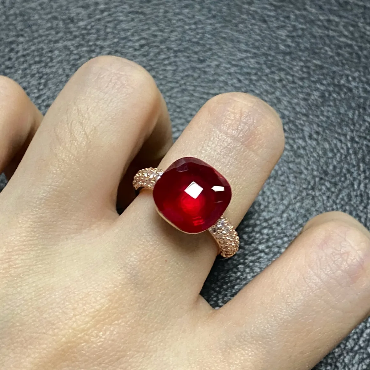 

Классическое кольцо для женщин, кольцо с плоскими кристаллами и инкрустацией из фианита карамельных цветов, розовое, синее, фиолетовое, син...