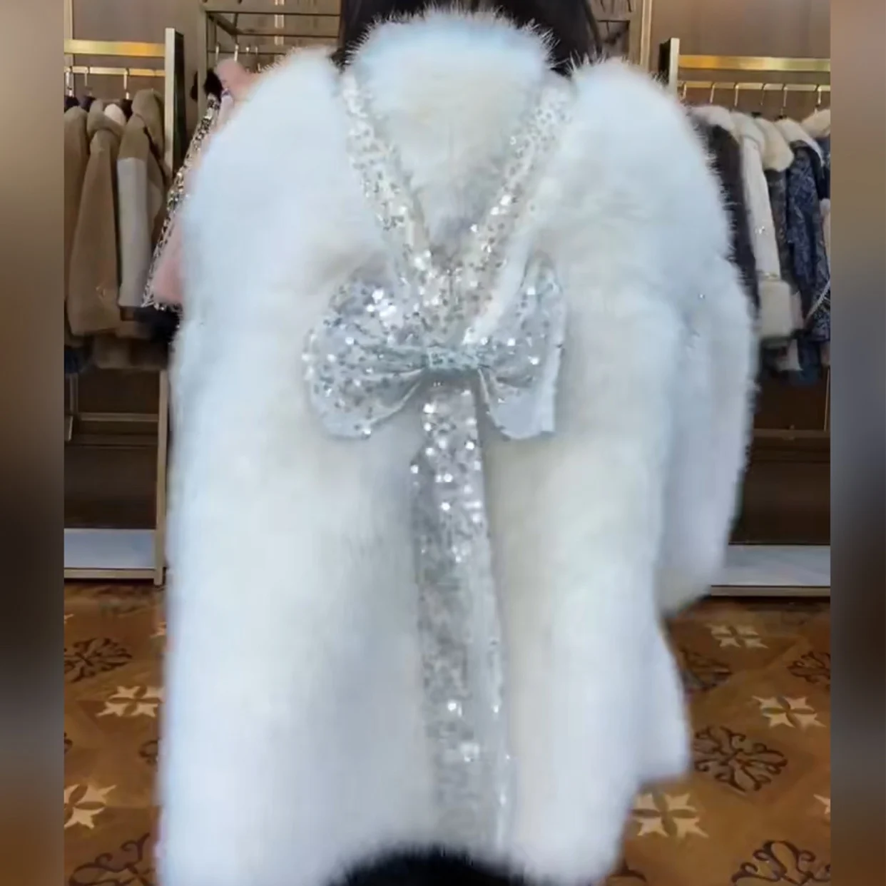 Рисунок 2 - Зимняя меховая женская куртка с длинным рукавом