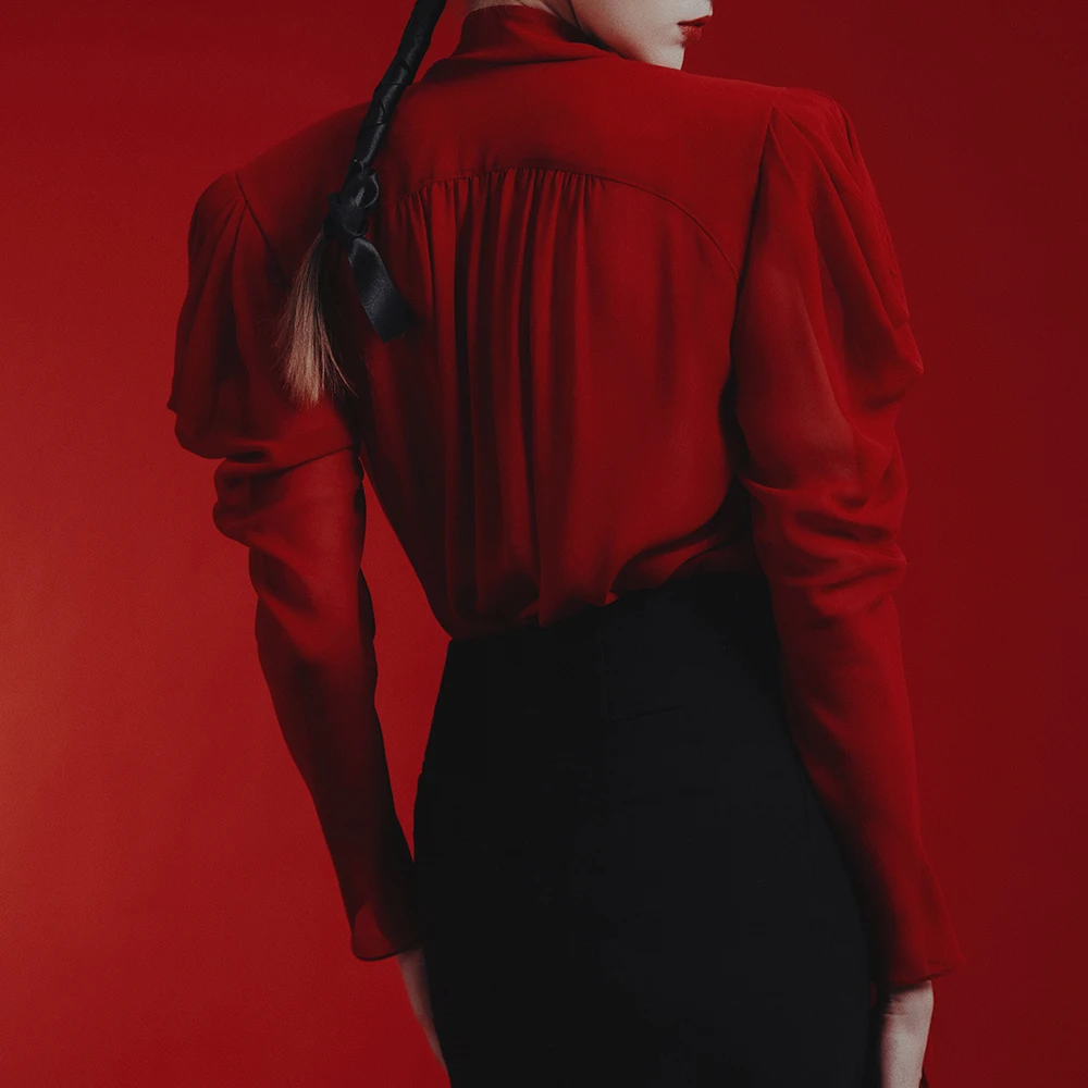 TWOTWINSTYLE однотонная свободная блузка со складками и темпераментом для женщин