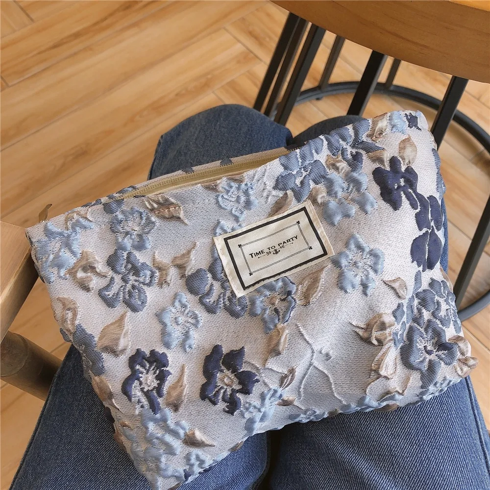 

Special-Interest Design Vintage Jacquard Large Capacity Cosmetic Bag Exquisite Carrying Case Clutch