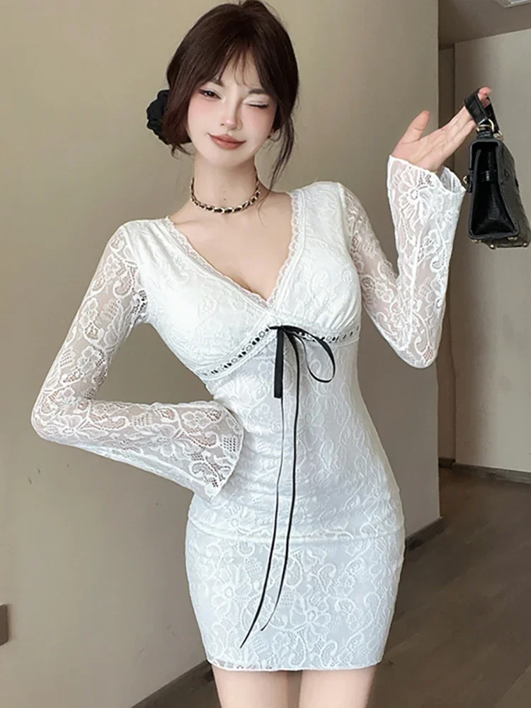 Черное кружевное шикарное мини-платье с v-образным вырезом и расклешенными