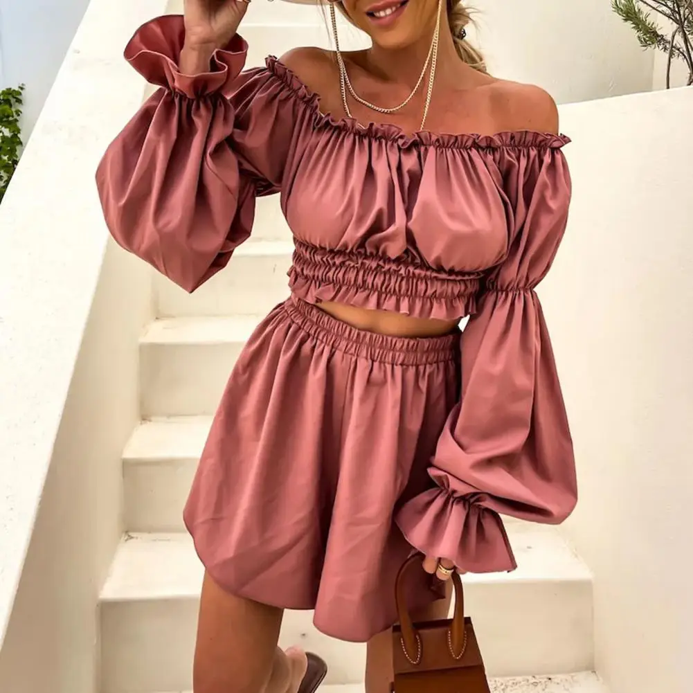 

Комплект женский однотонный из 2 предметов с рукавами-фонариками, плиссированный укороченный топ с глубоким шаговым швом и шорты, костюм с т...