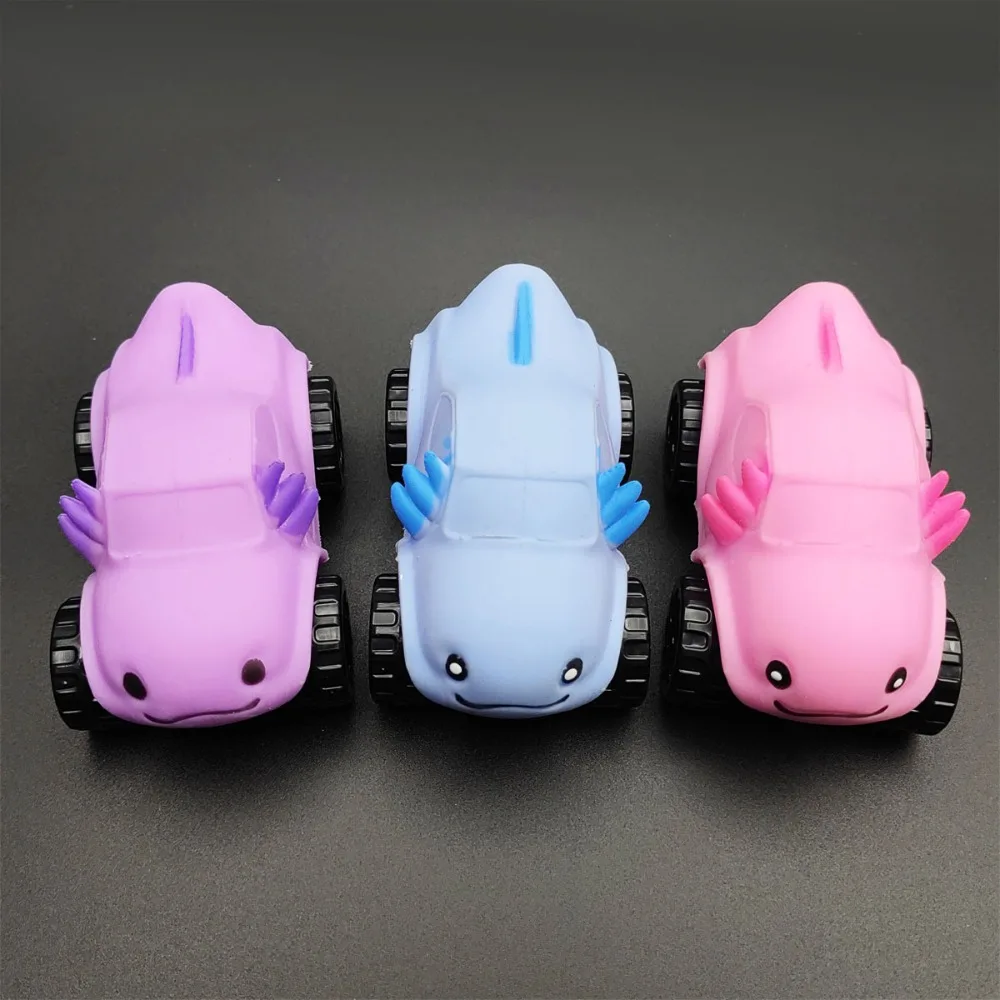 Игрушечный автомобиль из пластика