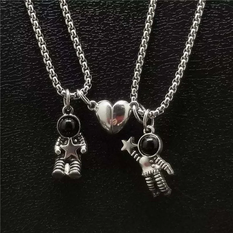 

Punk Magnetic Heart Couple Necklaces 2Pcs/set Spaceman Astronaut Pendant For Women Men Distance Friendship Jewelry Lover's Gift