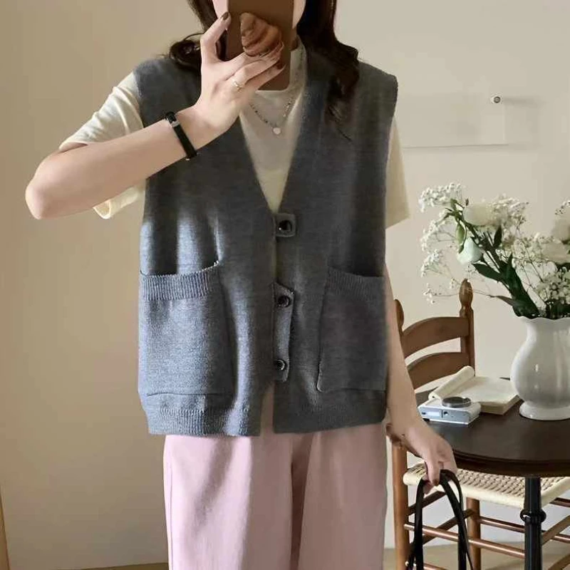 Женская трикотажная кофта с V-образным вырезом на пуговицах