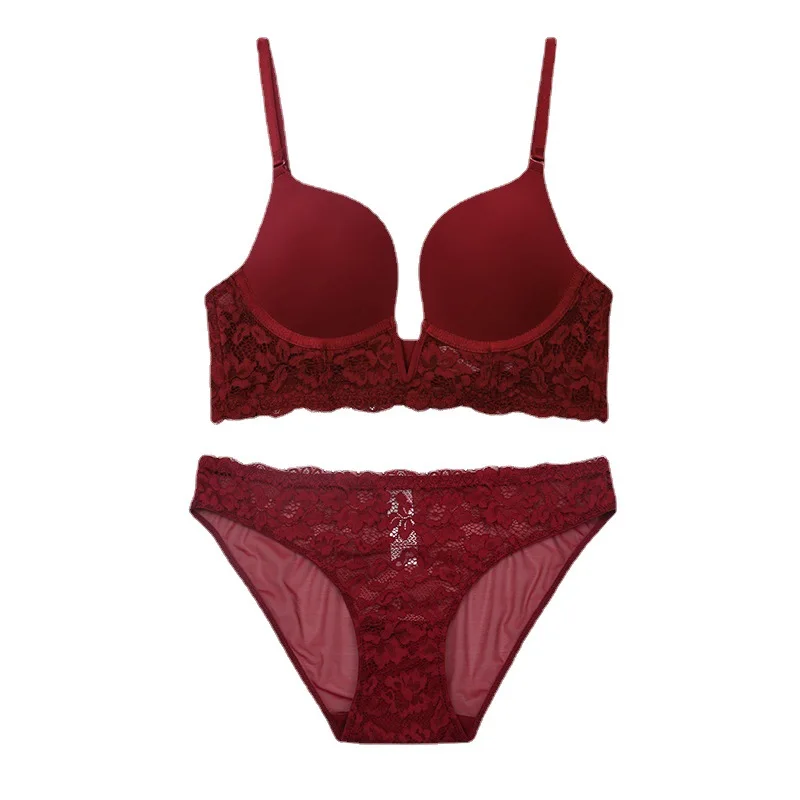 Комплект женского кружевного нижнего белья с чашками пуш-ап и глубоким V-образным