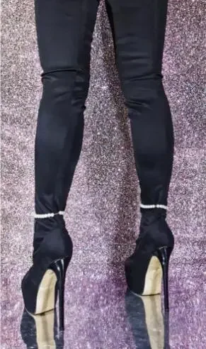 Сексуальные женские черные тканевые сапоги с круглым носком на платформе и