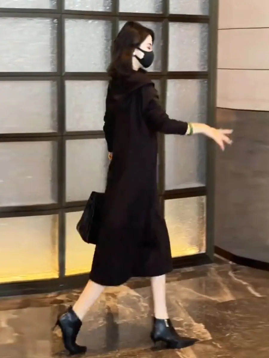 Необычное однотонное платье-свитер с капюшоном женское платье весны и осени 2025