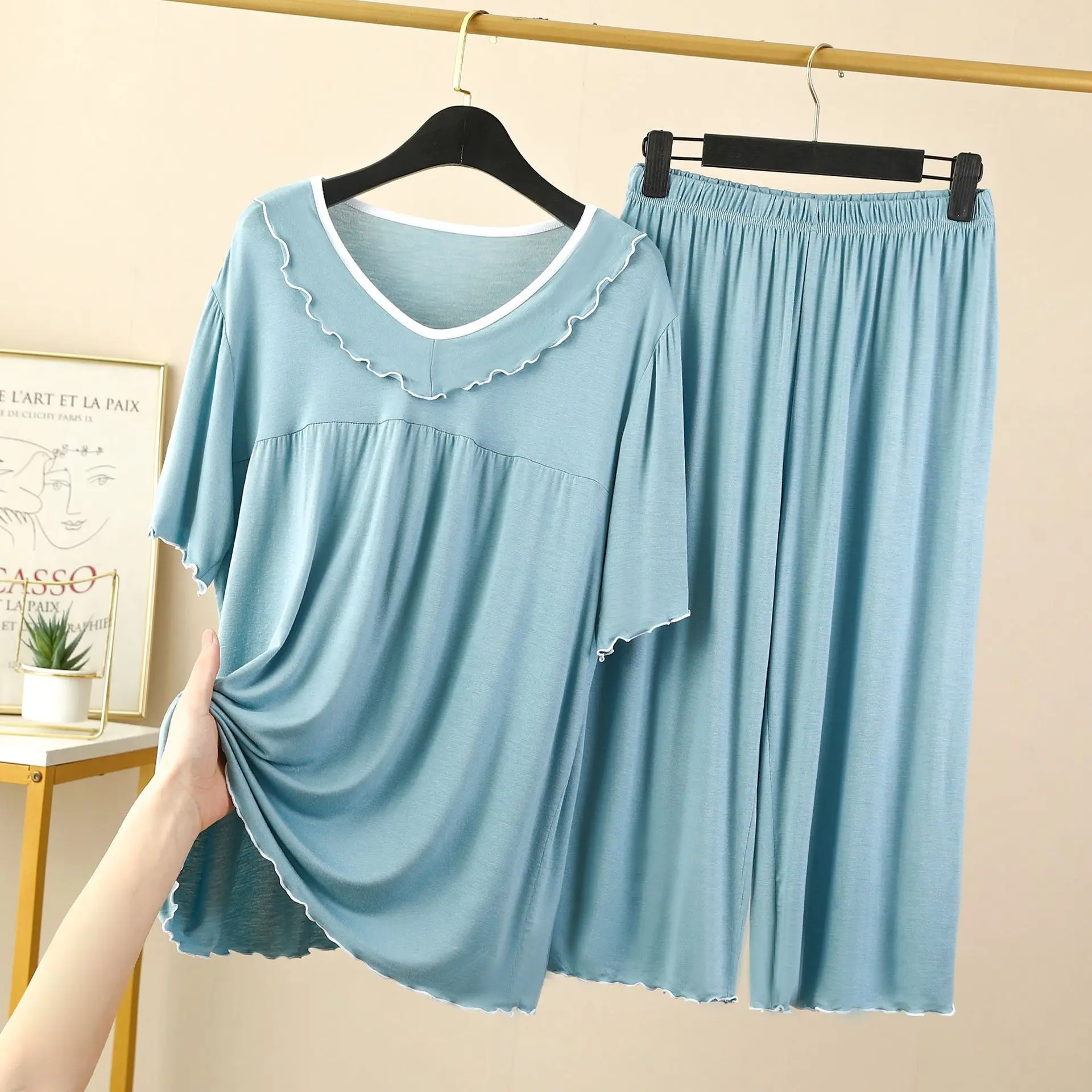 Пижамный комплект женский с V-образным вырезом из брюк-капри коротким рукавом