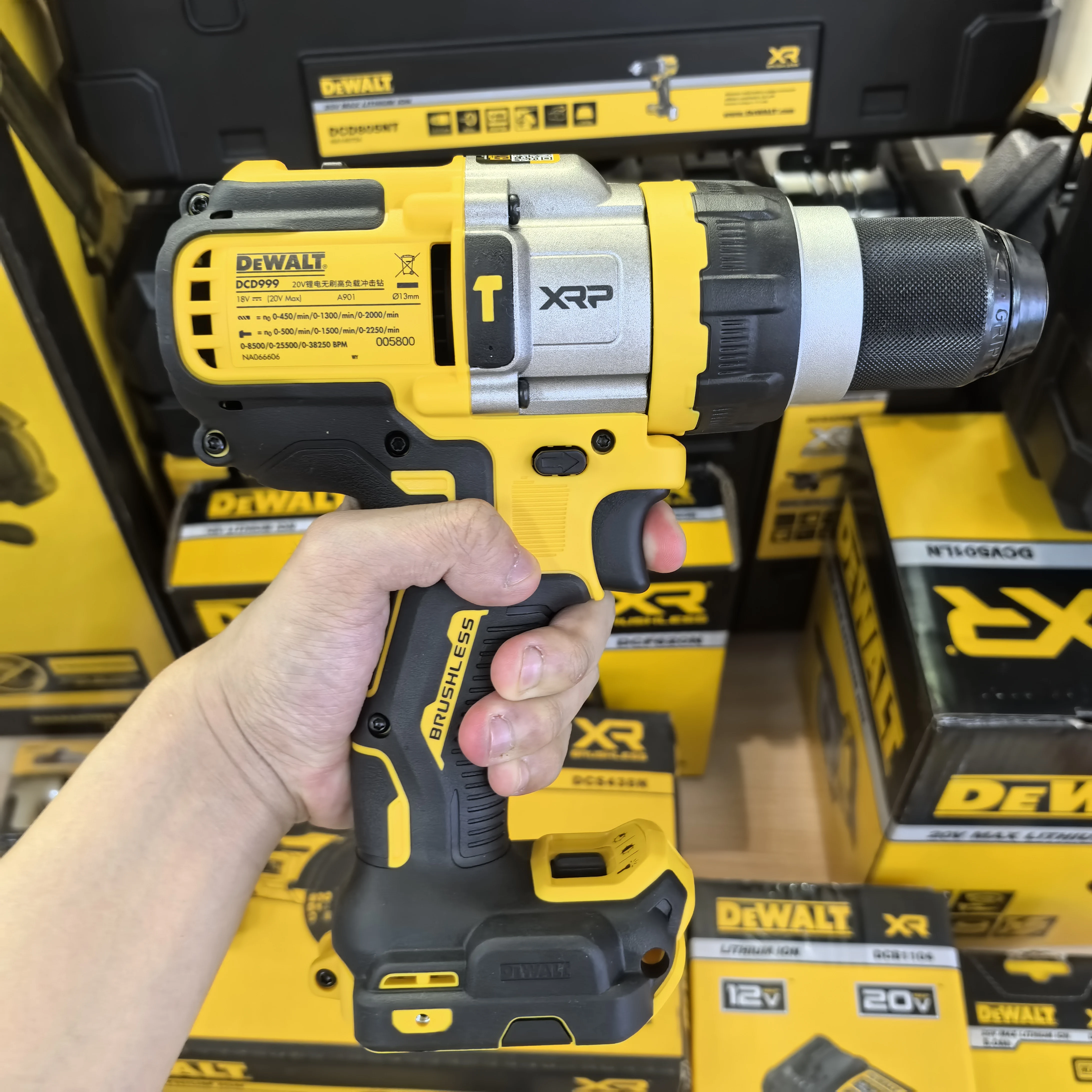 Аккумуляторная ударная дрель Dewalt DCD999