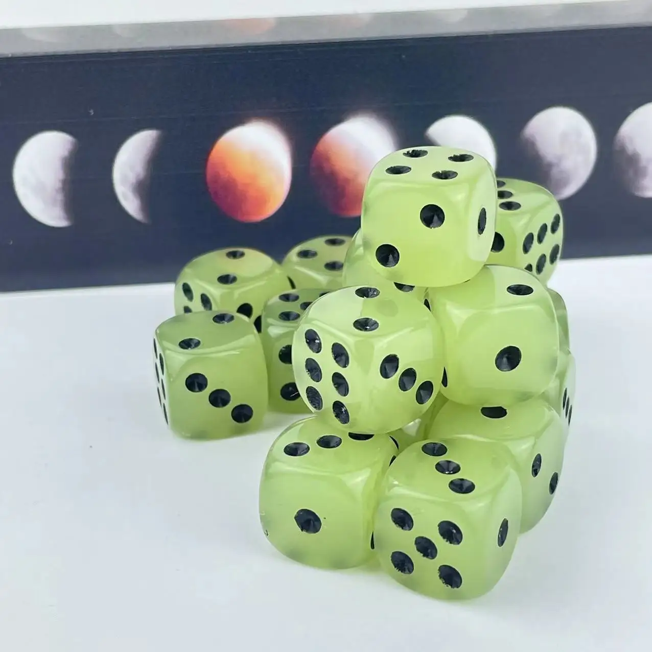 10 шт. 14 мм D6 шестисторонние светящиеся в темноте игральные кости для DND MTG Tenzi Farkle