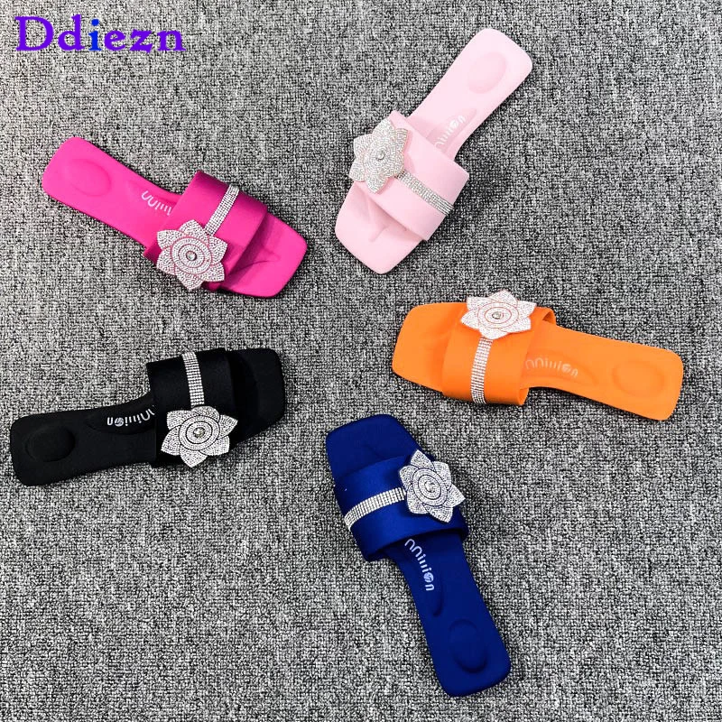 

Женские шлепанцы, новинка 2023, шикарные повседневные шлепанцы для дома, женские пляжные шлепанцы с цветами, плоская подошва, сланцы, женская обувь