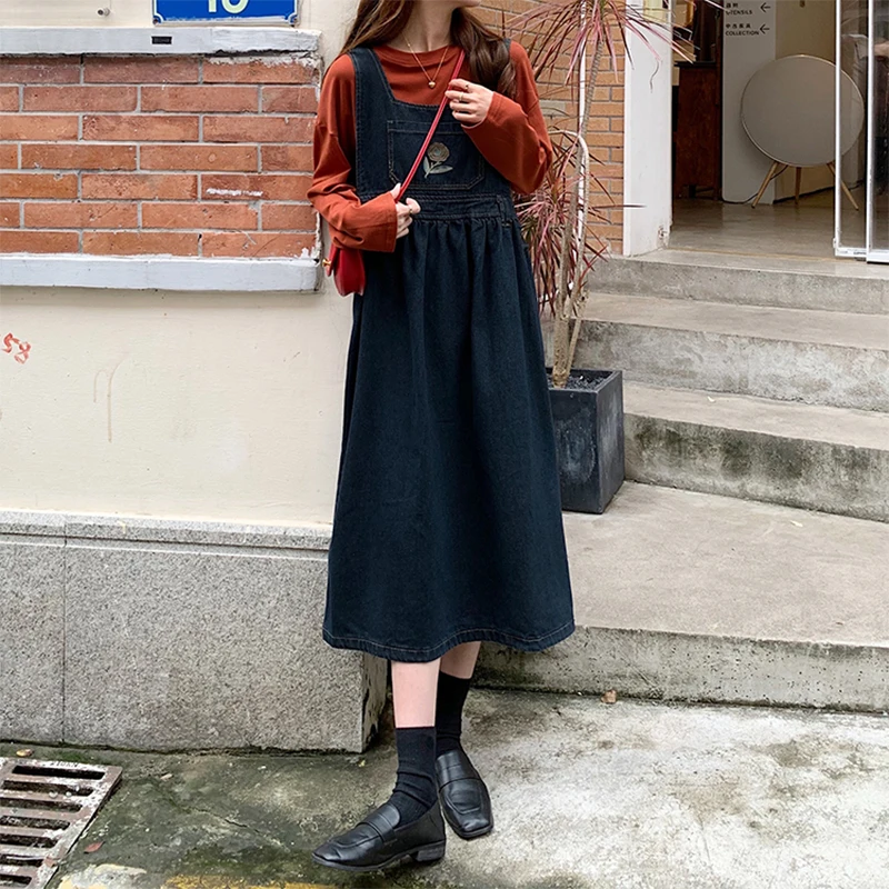 Джинсовое платье с цветочной вышивкой демисезонное свободное платье-трапеция