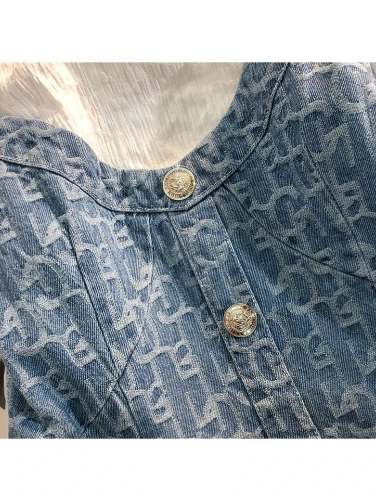 Женская голубая жаккардовая джинсовая юбка на подтяжках яркая белая футболка с