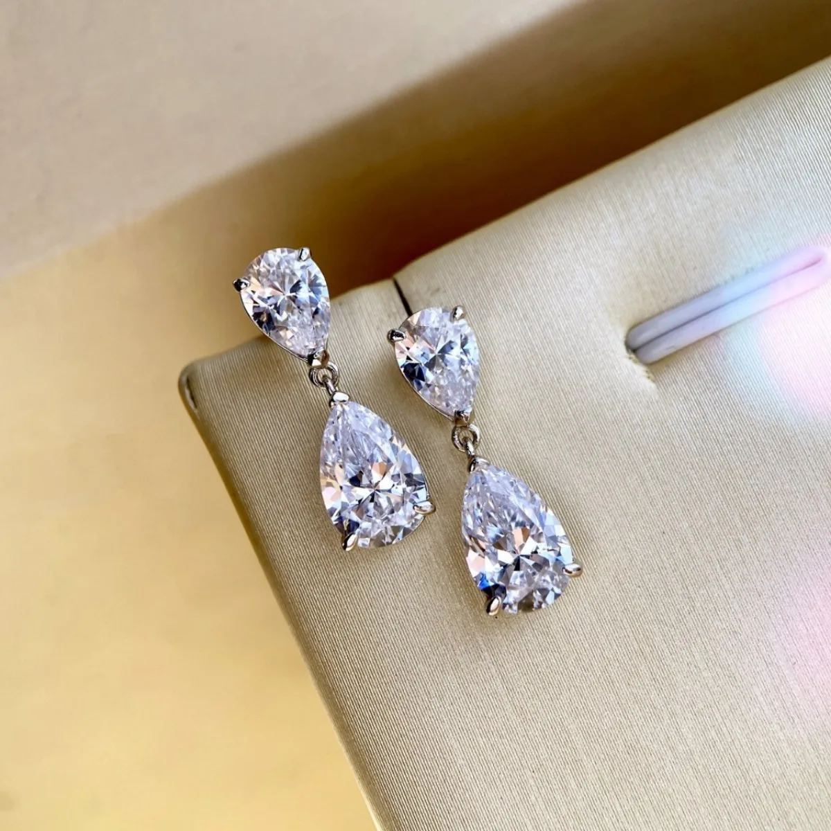 Серьги-гвоздики с муассанитом в стиле INs стерлинговое серебро 925 пробы висячие