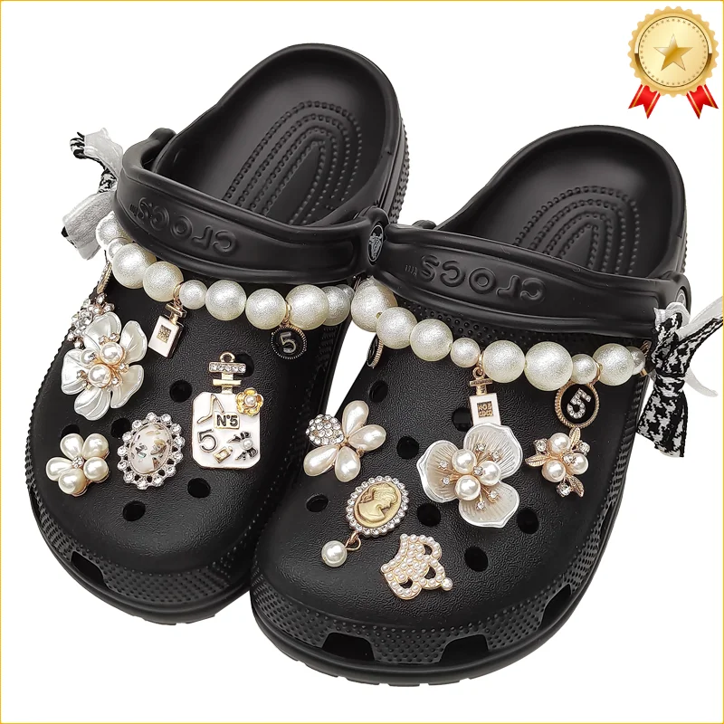 

Luxury Rhinestones Croc Charms Designer DIY Pearl Shoes Decaration Accessories Chain for JIBS Clogs Hello Kids Women Girl Gifts