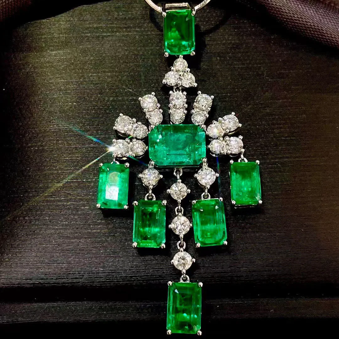 

2022 New Luxury Geometric Synthetic Emerald Pendant Necklace Women Silver Color Green Zircon Lady Birthday Cocktail Gift Jewelry