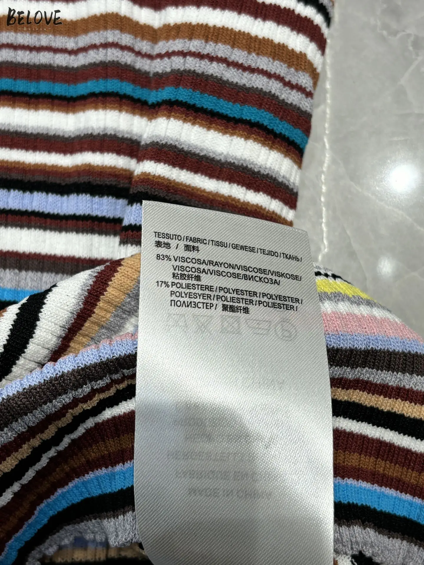 Женское трикотажное платье в красочную полоску с круглым вырезом и коротким