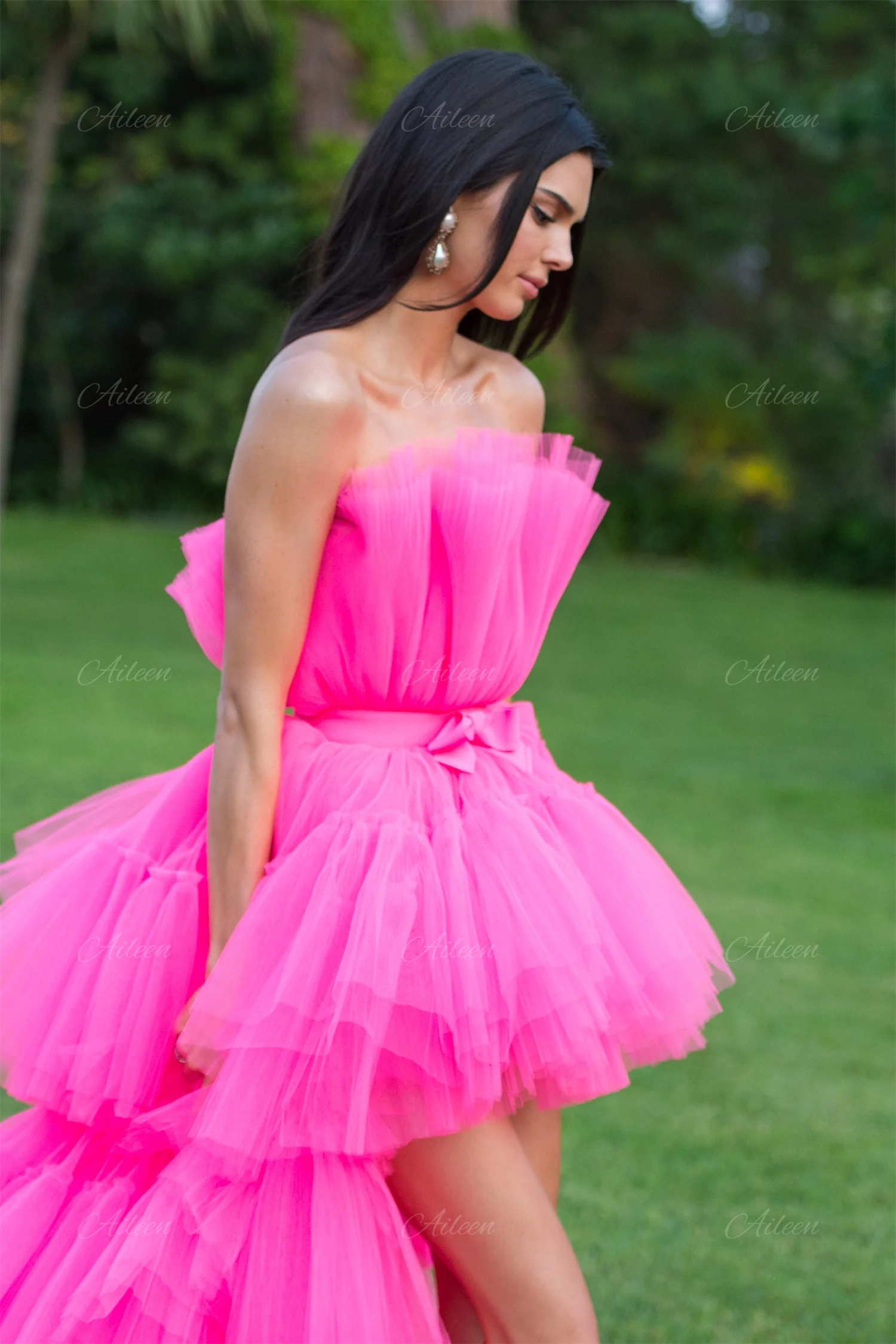 Розовое платье картинки. Кендалл Дженнер в розовом платье. Розовое платье сетка Кендалл.