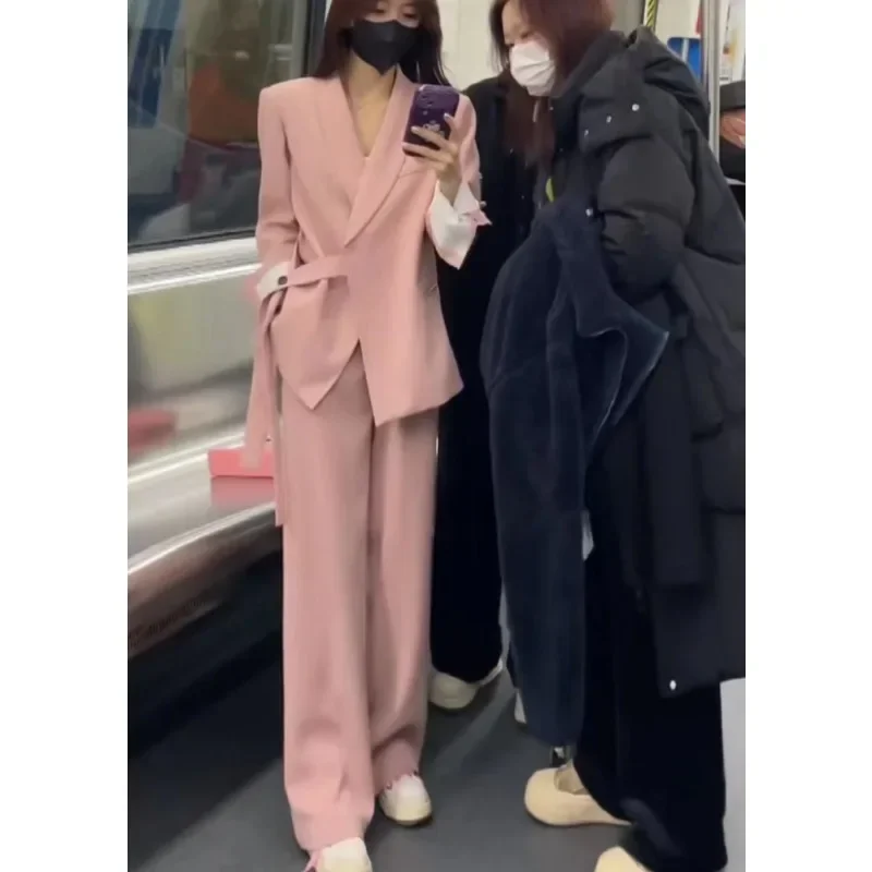 Рисунок 2 - Женский офисный костюм из блейзера и брюк