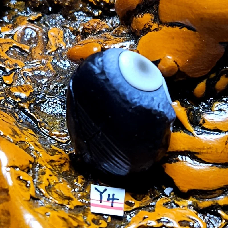 Натуральный черный агат Алиса Гоби неополированный образец камня