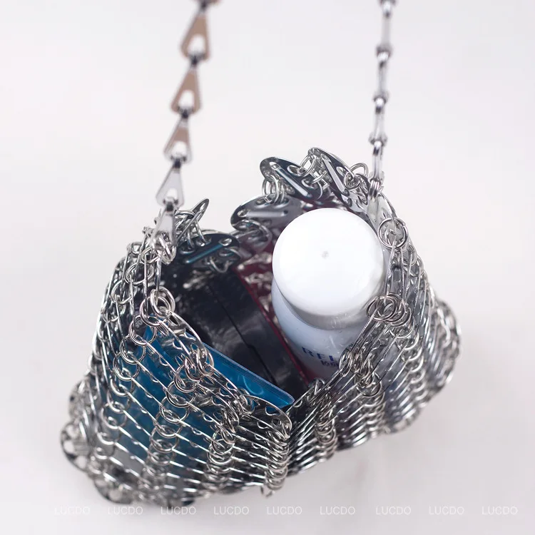 Маленькие сумочки от известного бренда на цепочке металлическая латунная сумка