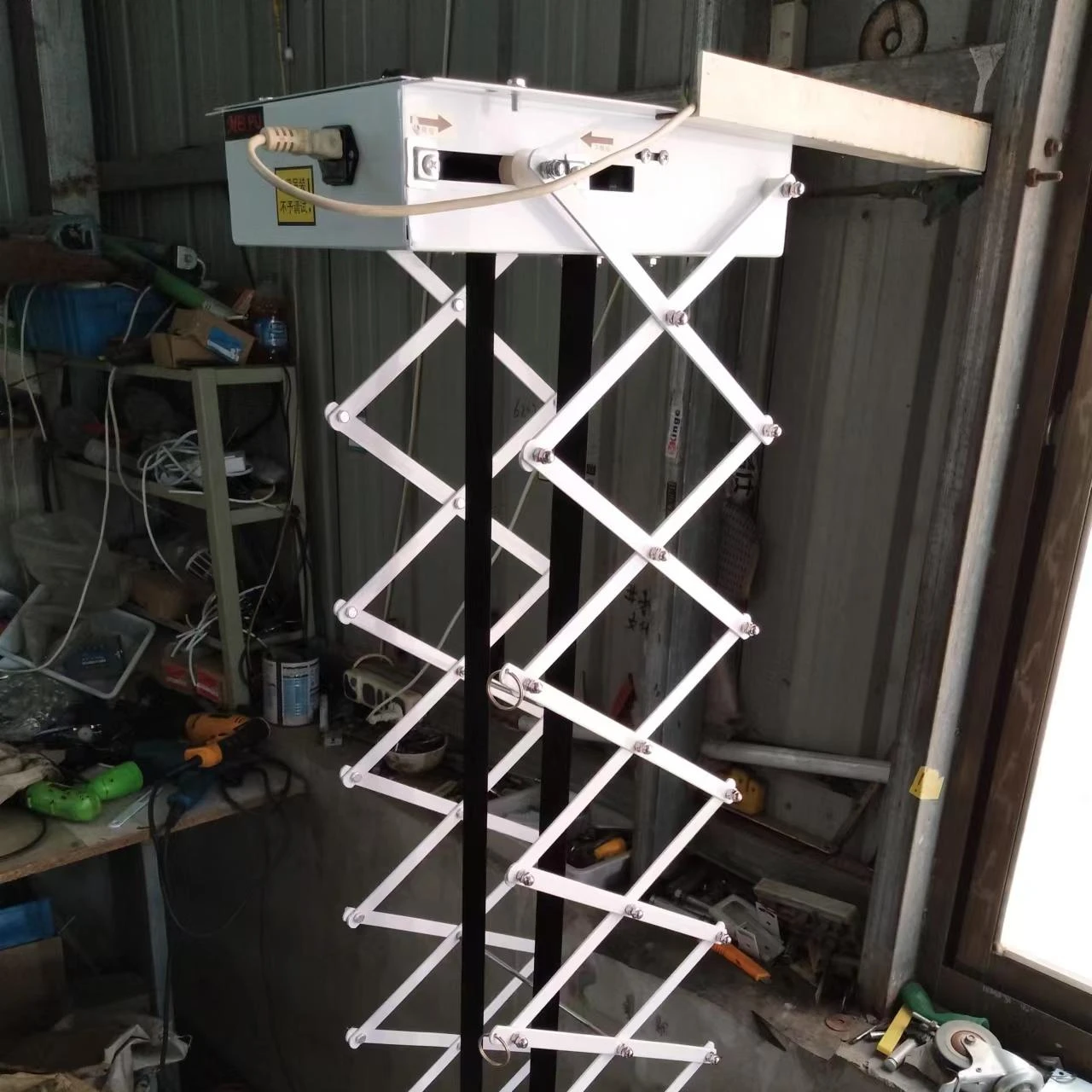 Моторизованный потолочный проектор со скрытым креплением 1 5 м 4 фута