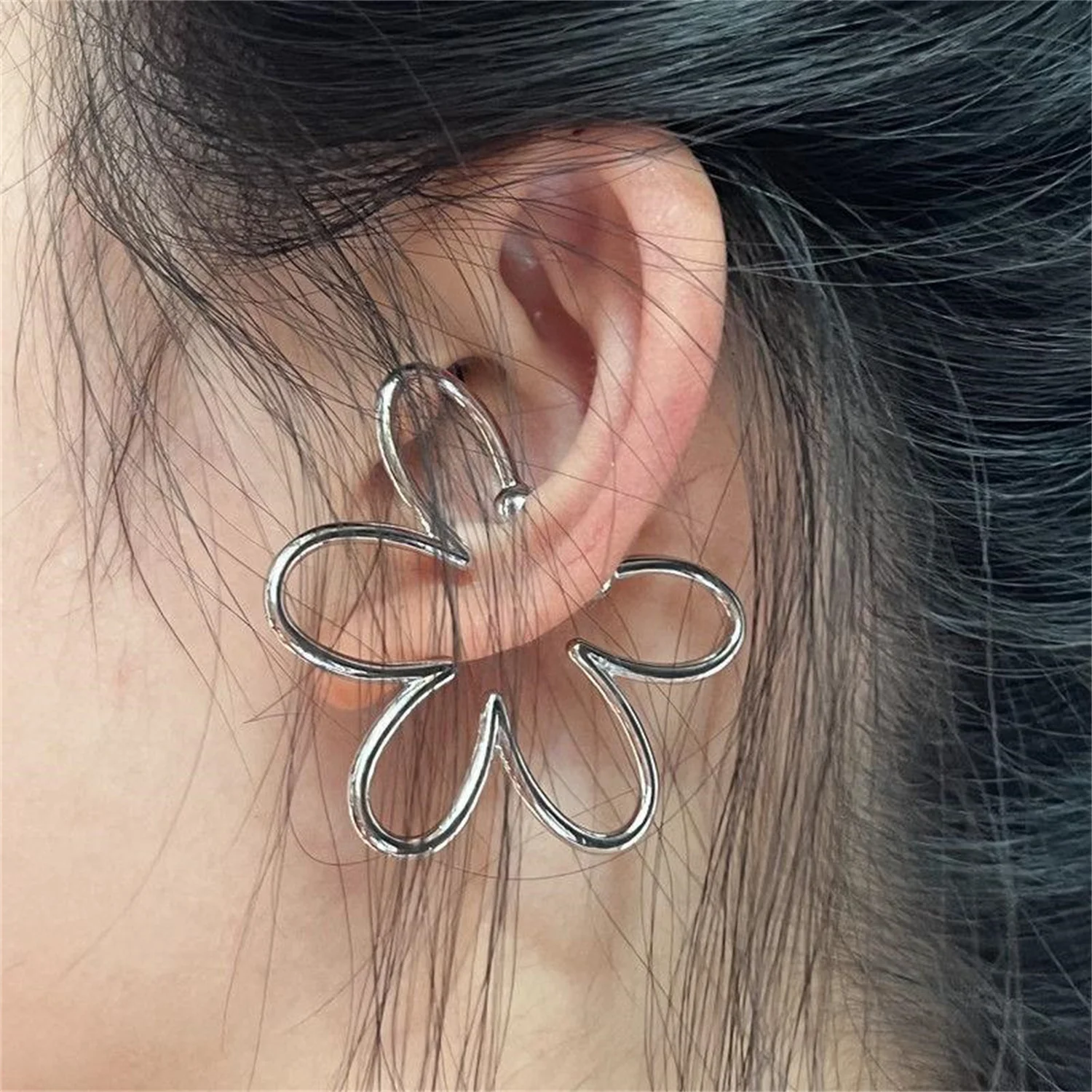 

Fashion Exaggerated Hollow Flower Ear Bone Clip Without Piercing Earring Delicate Ear Cuff For Women Girls Aesthetic Jewelry 1pc