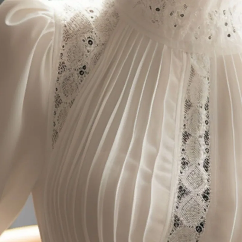 Женская блузка с высоким воротником