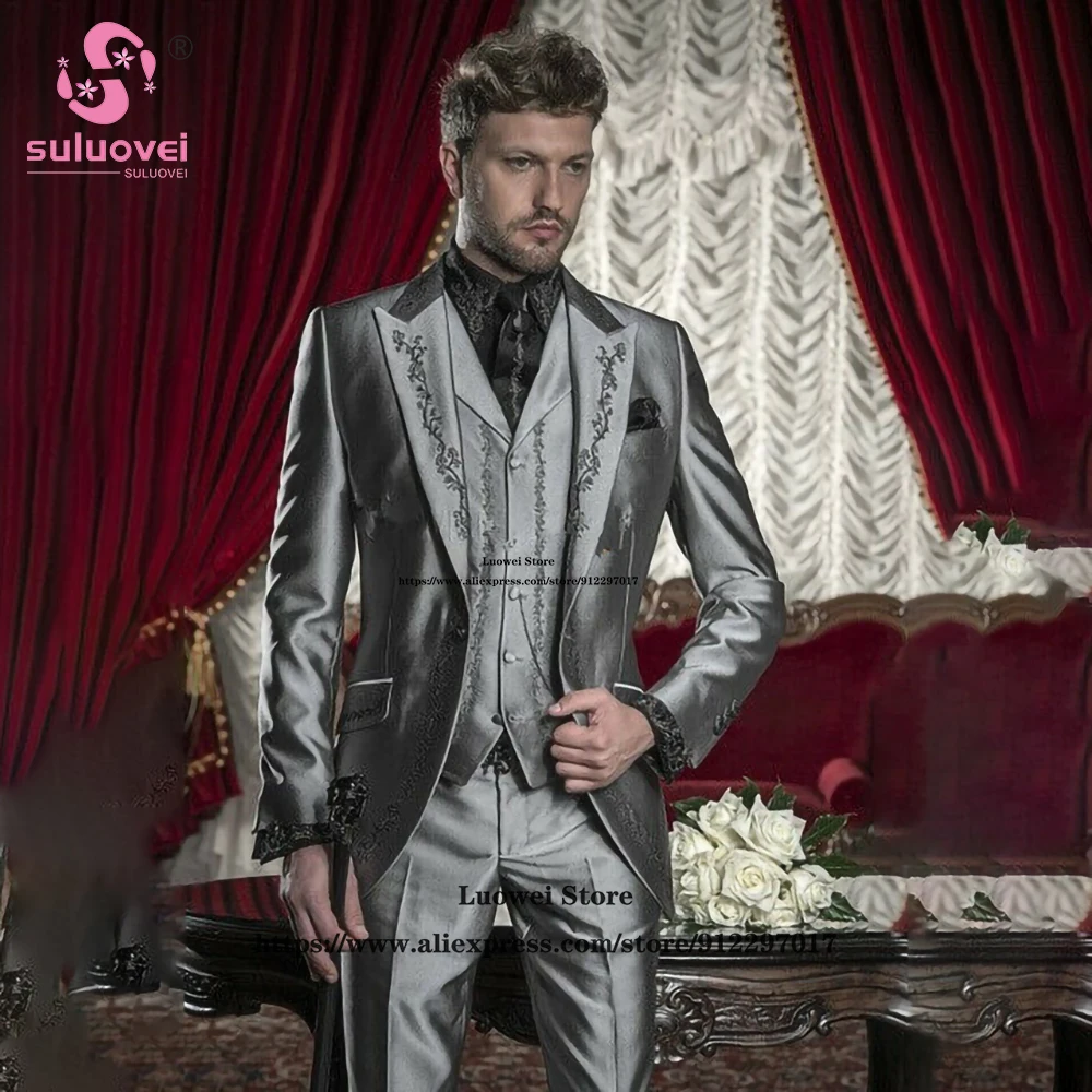 Рисунок 2 - Роскошные смокинговые костюмы с